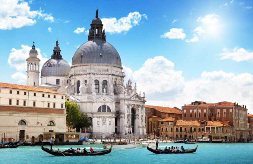 la Basílica de Santa Maria della Salute junto al Canal de Venecia